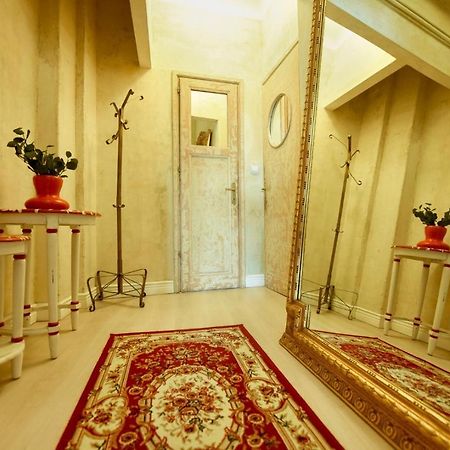 Baroque Splendor: Breathtaking Views & Design Apartman Bukarest Kültér fotó