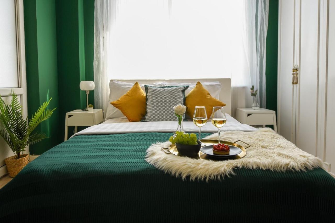 Baroque Splendor: Breathtaking Views & Design Apartman Bukarest Kültér fotó