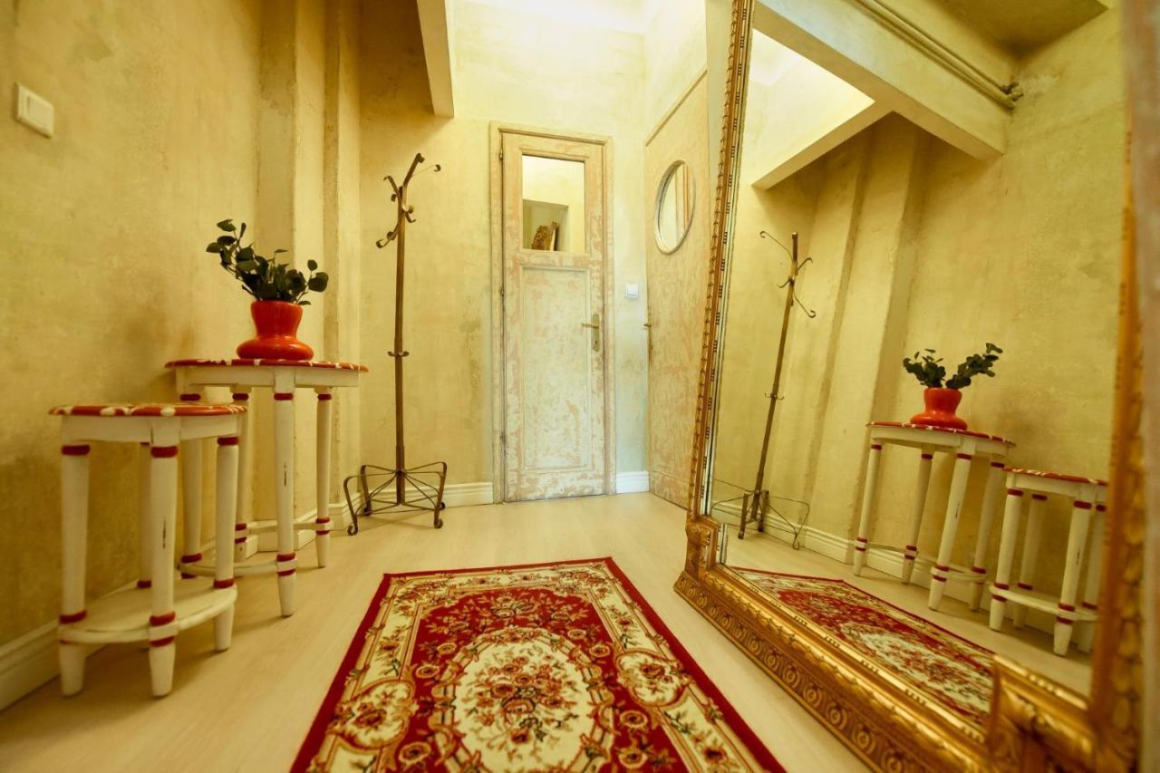 Baroque Splendor: Breathtaking Views & Design Apartman Bukarest Kültér fotó