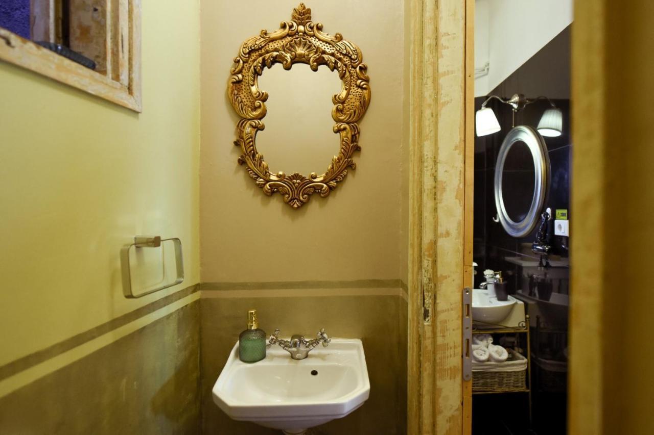 Baroque Splendor: Breathtaking Views & Design Apartman Bukarest Kültér fotó