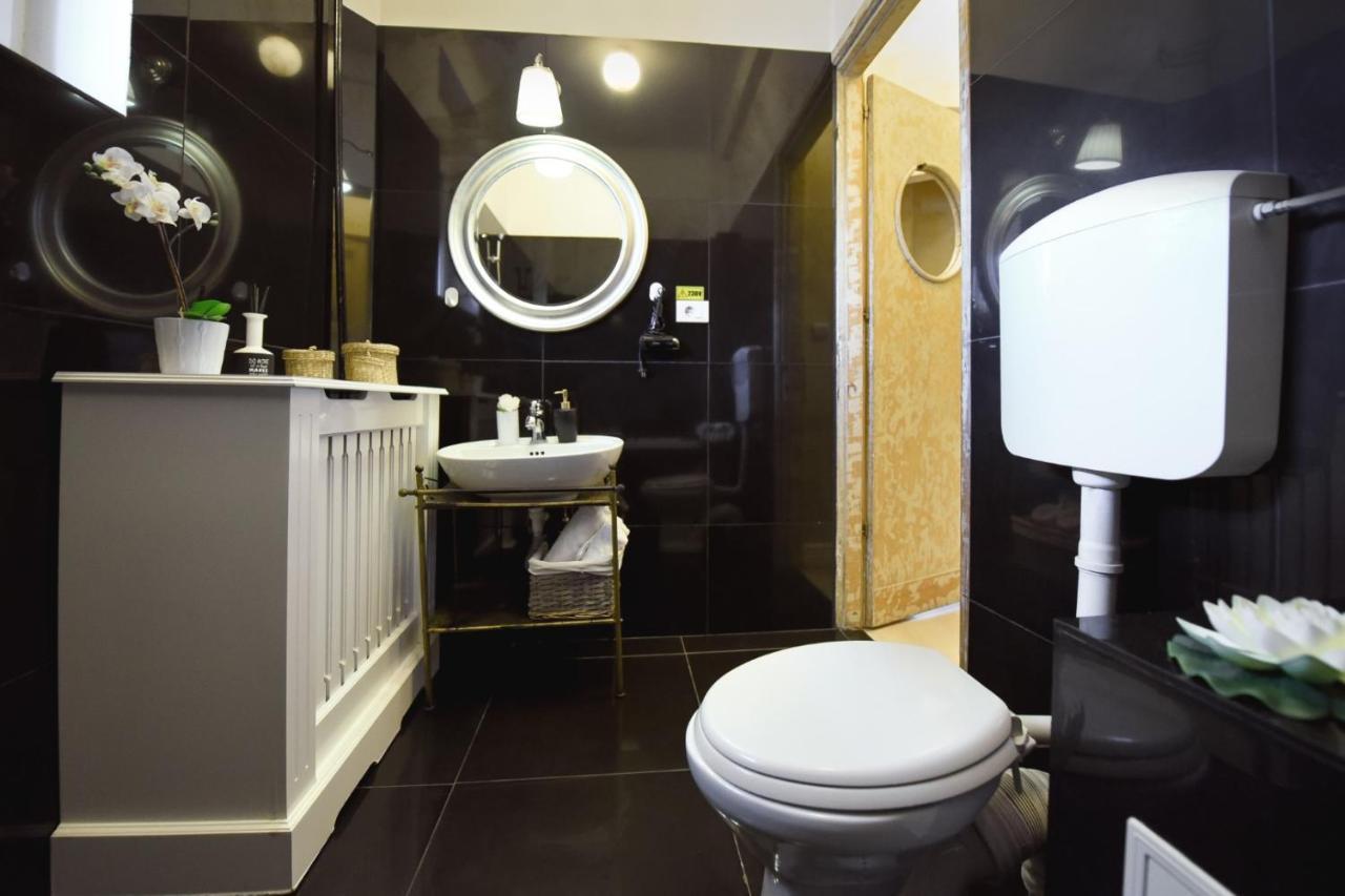 Baroque Splendor: Breathtaking Views & Design Apartman Bukarest Kültér fotó
