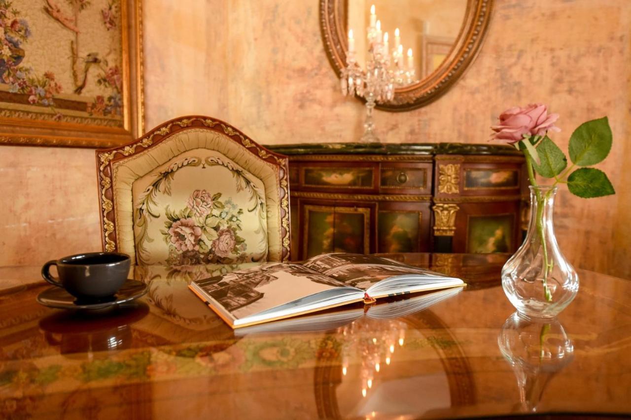 Baroque Splendor: Breathtaking Views & Design Apartman Bukarest Kültér fotó