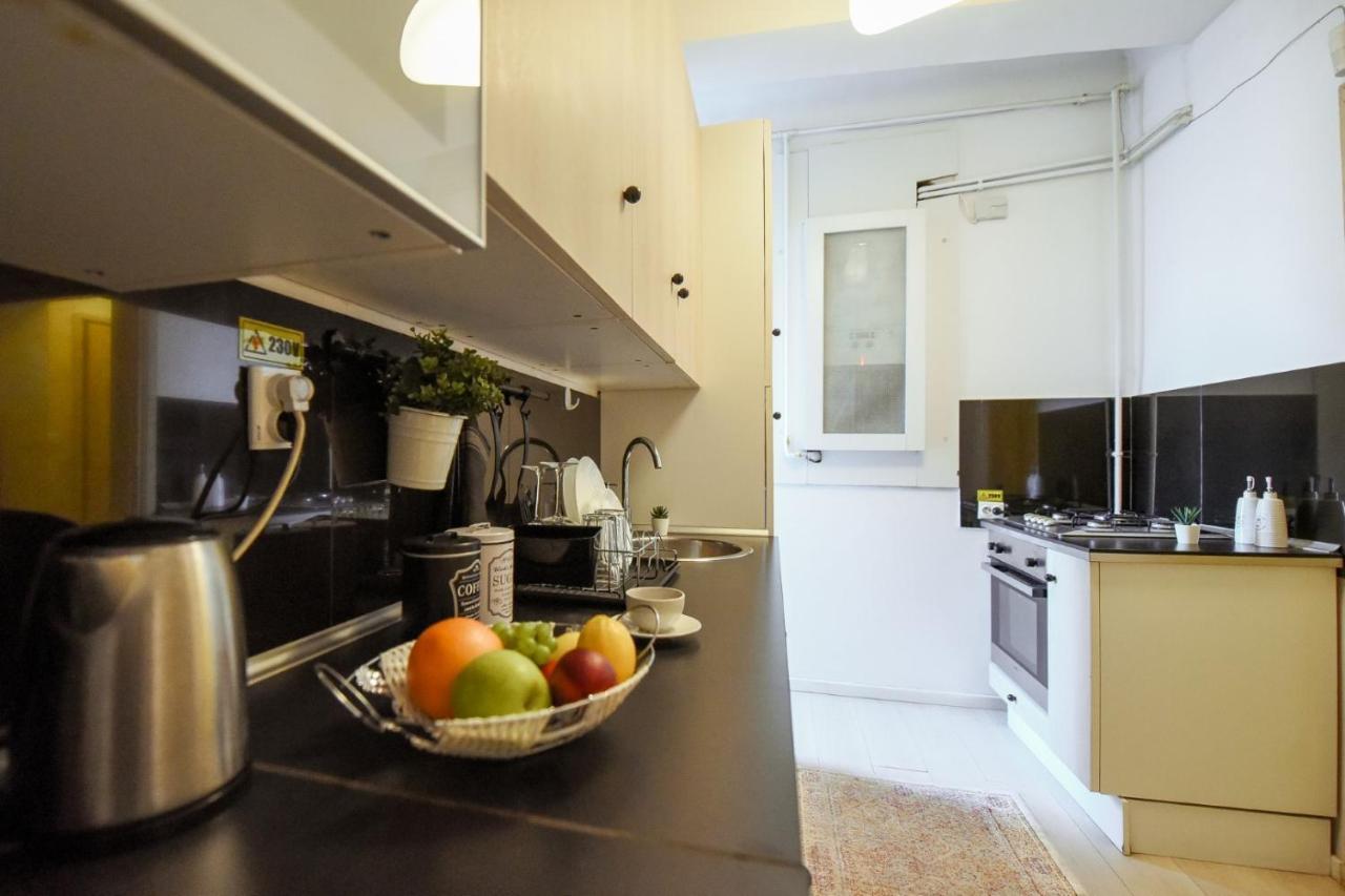 Baroque Splendor: Breathtaking Views & Design Apartman Bukarest Kültér fotó