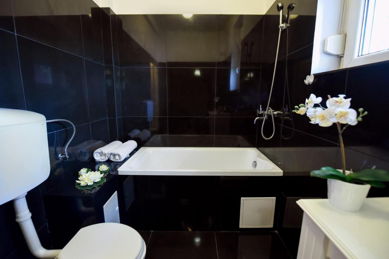Baroque Splendor: Breathtaking Views & Design Apartman Bukarest Kültér fotó